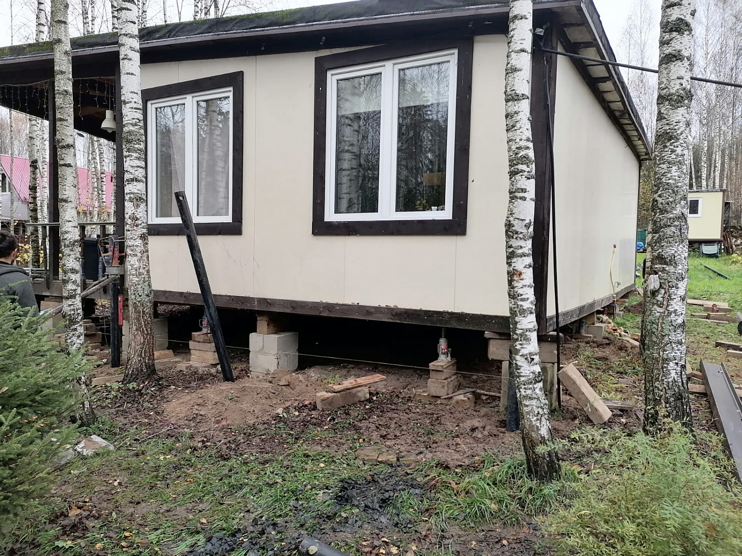 Заменили фундамент модульного дома размером 11х11м на винтовые сваи и двутавровые балки, фото До и После